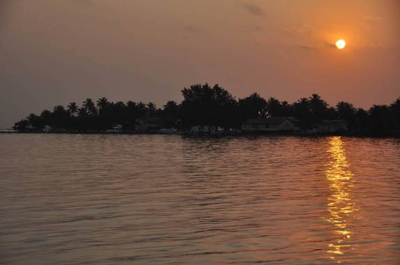 O sol nasce em Tobacco Caye, na grande barreira de corais, em Belize